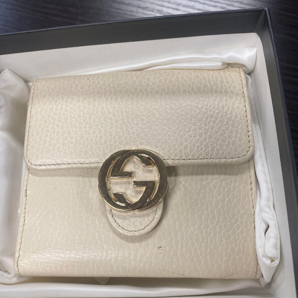 Authentic gucci compact wallet with complete inclusions